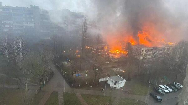 Кадры пожара после падения вертолета рядом с детским садом в Броварах в Киевской области - Sputnik Азербайджан