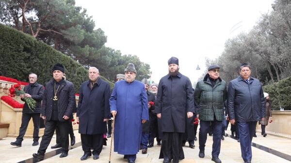 Главы религиозных общин Азербайджана приняли участие в возложении цветов на Аллее шехидов - Sputnik Азербайджан