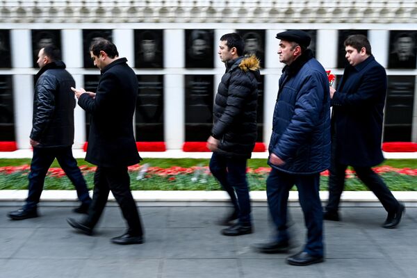 День всенародной скорби в связи с 20 Января на Аллее Шехидов. - Sputnik Азербайджан