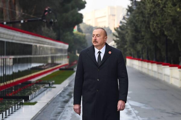Президент Ильхам Алиев посетил Шехидляр хиябаны в связи с 33-й годовщиной трагедии 20 Января - Sputnik Азербайджан
