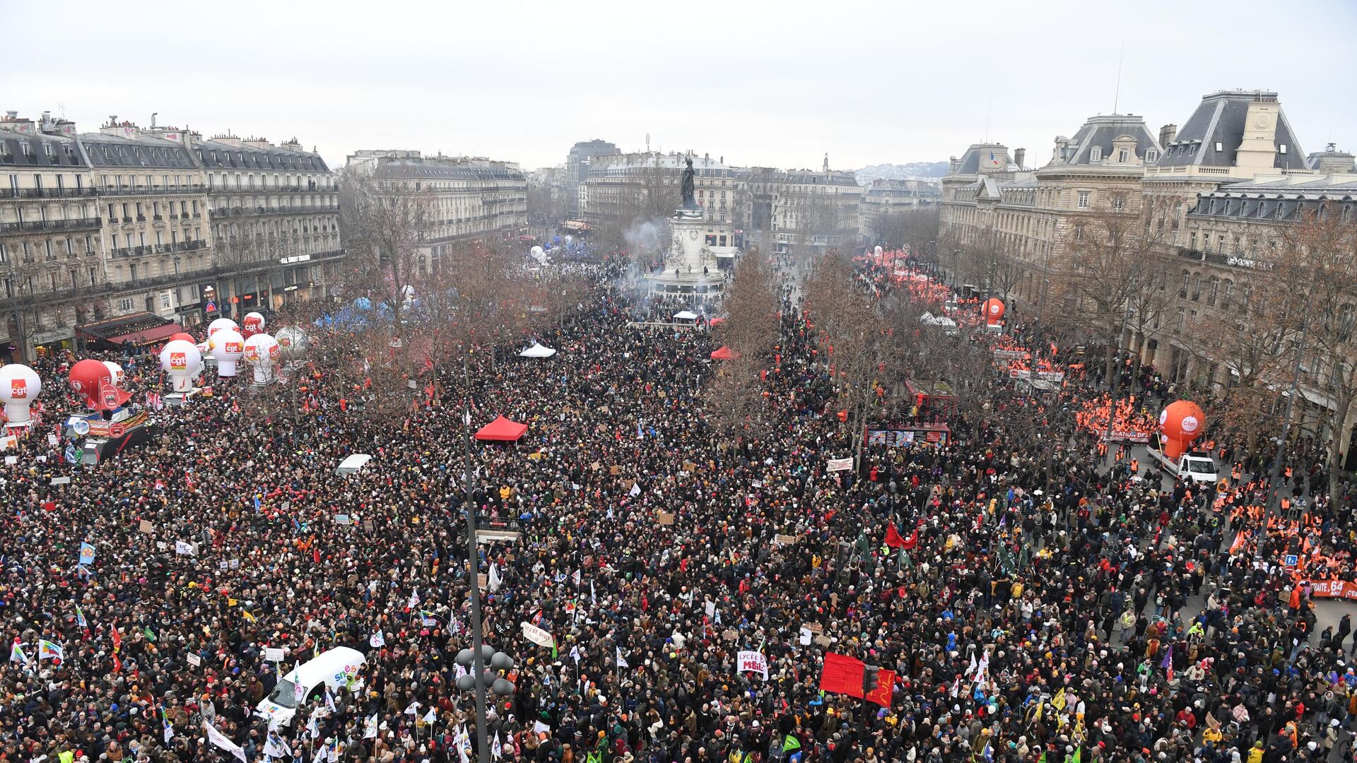 Демонстранты на площади Республики во время митинга против новой пенсионной реформы в Париже - Sputnik Азербайджан, 1920, 17.03.2023