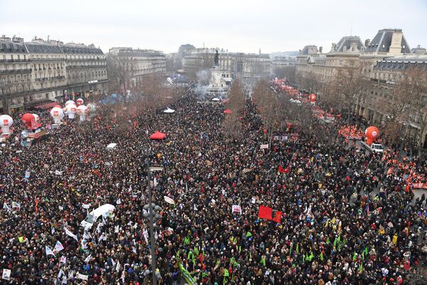Демонстранты на площади Республики во время митинга против новой пенсионной реформы в Париже. - Sputnik Азербайджан