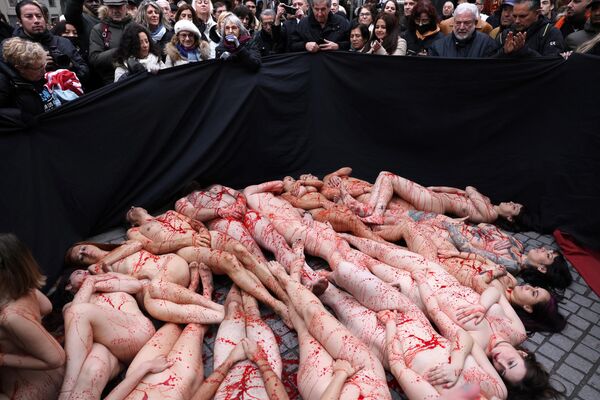 Обнаженные активистки во время демонстрации с требованием закрытия меховых ферм в Мадриде. - Sputnik Азербайджан