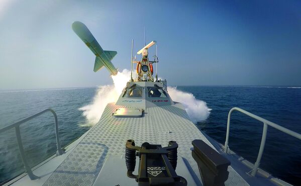 Запуск ракеты с судна во время военно-морских учений Ирана в Персидском заливе. - Sputnik Азербайджан
