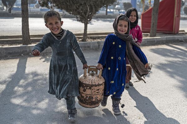 Дети несут газовый баллон по улице Кабула. - Sputnik Азербайджан