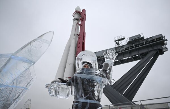 Женщина фотографируется на выставке ледяных скульптур на ВДНХ в Москве - Sputnik Азербайджан