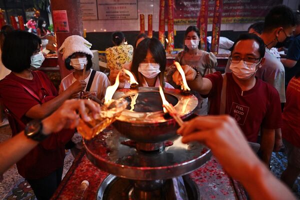 Люди зажигают благовония в храме Тай Гонконг в китайском квартале Бангкок. - Sputnik Азербайджан