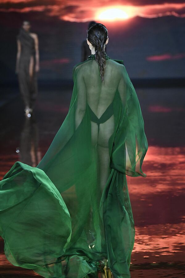 Модель во время презентации коллекции Стефана Роллана на показе Высокой моды Весна/Лето 2023 в Париже. - Sputnik Азербайджан
