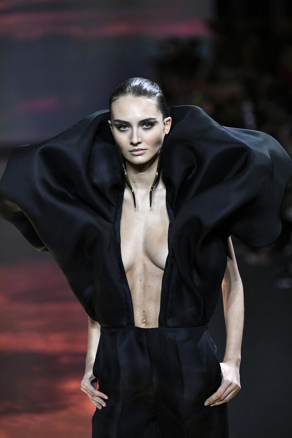 Модель во время презентации коллекции Стефана Роллана на показе Высокой моды Весна/Лето 2023 в Париже. - Sputnik Азербайджан