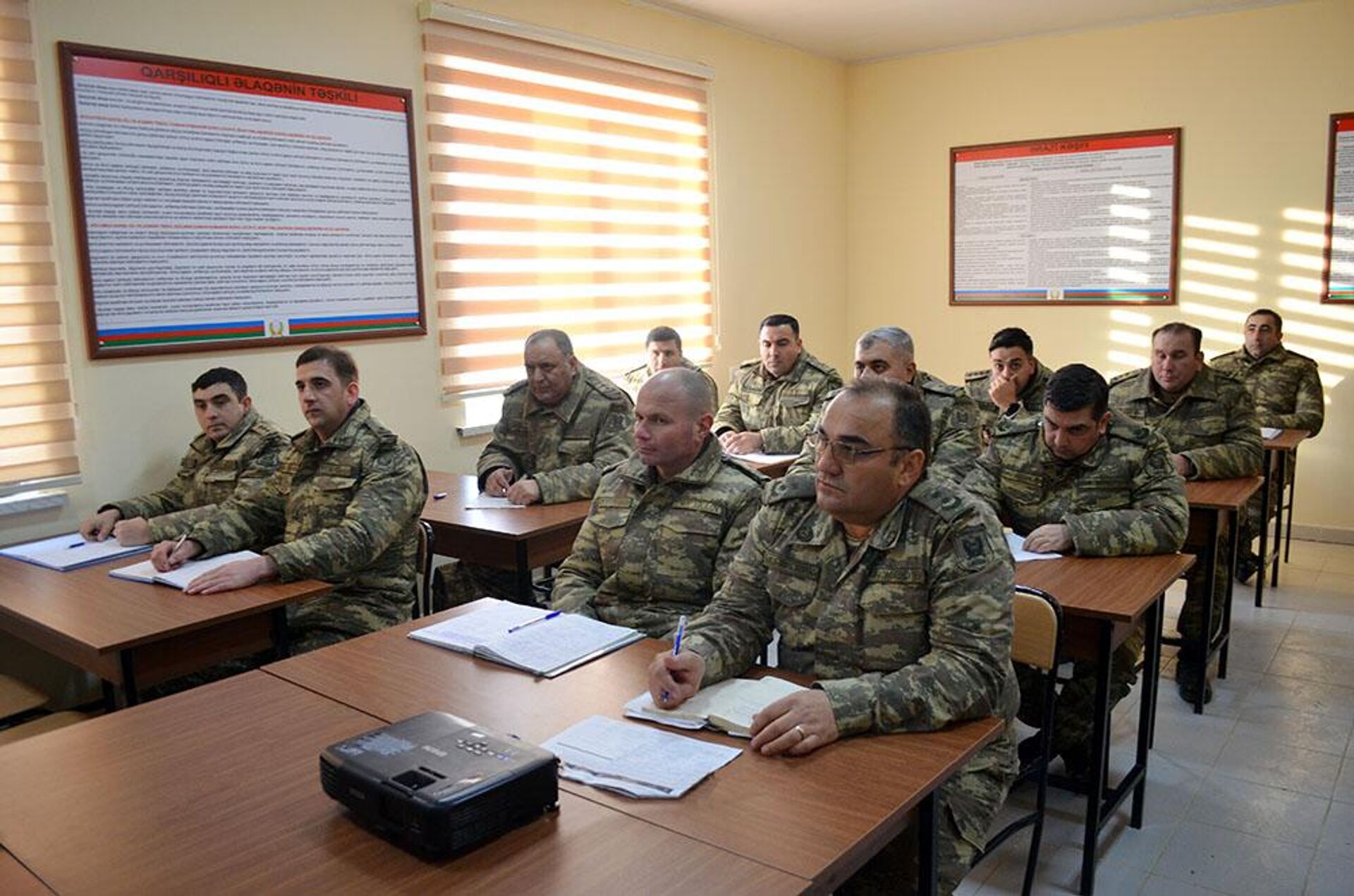В Азербайджанской Армии проводится учебный курс с участием британских специалистов - Sputnik Азербайджан, 1920, 27.01.2023