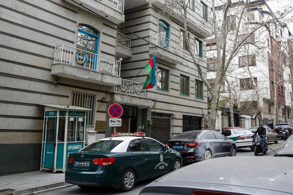 Полиция стоит перед посольством Азербайджана в Тегеране после вооруженного нападения. - Sputnik Азербайджан