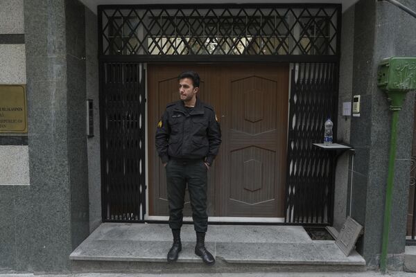 Сотрудник полиции стоит перед посольством Азербайджана в Тегеране после вооруженного нападения. - Sputnik Азербайджан