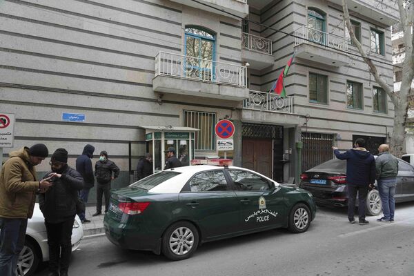 Люди стоят возле посольства Азербайджана в Тегеране после вооруженного нападения. - Sputnik Азербайджан