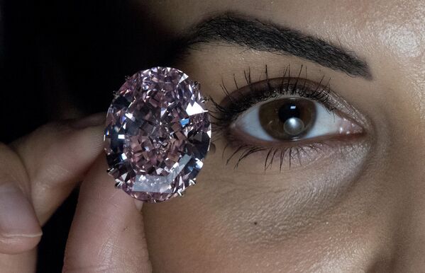 Овальный розовый бриллиант The Pink Star, стоимостью $60 миллионов, во время фотосессии в аукционном доме Sotheby&#x27;s в Лондоне. - Sputnik Азербайджан