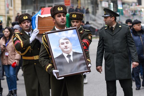 Церемония прощания с Орханом Аскеровым, погибшим в результате вооруженного нападения на посольство Азербайджана в Тегеране. - Sputnik Азербайджан