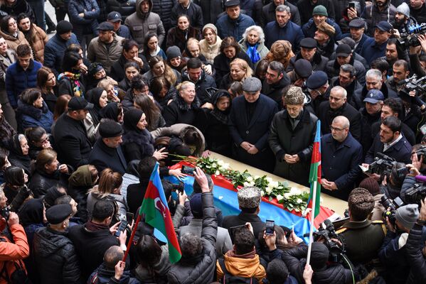 Церемония прощания с Орханом Аскеровым, погибшим в результате вооруженного нападения на посольство Азербайджана в Тегеране. - Sputnik Азербайджан