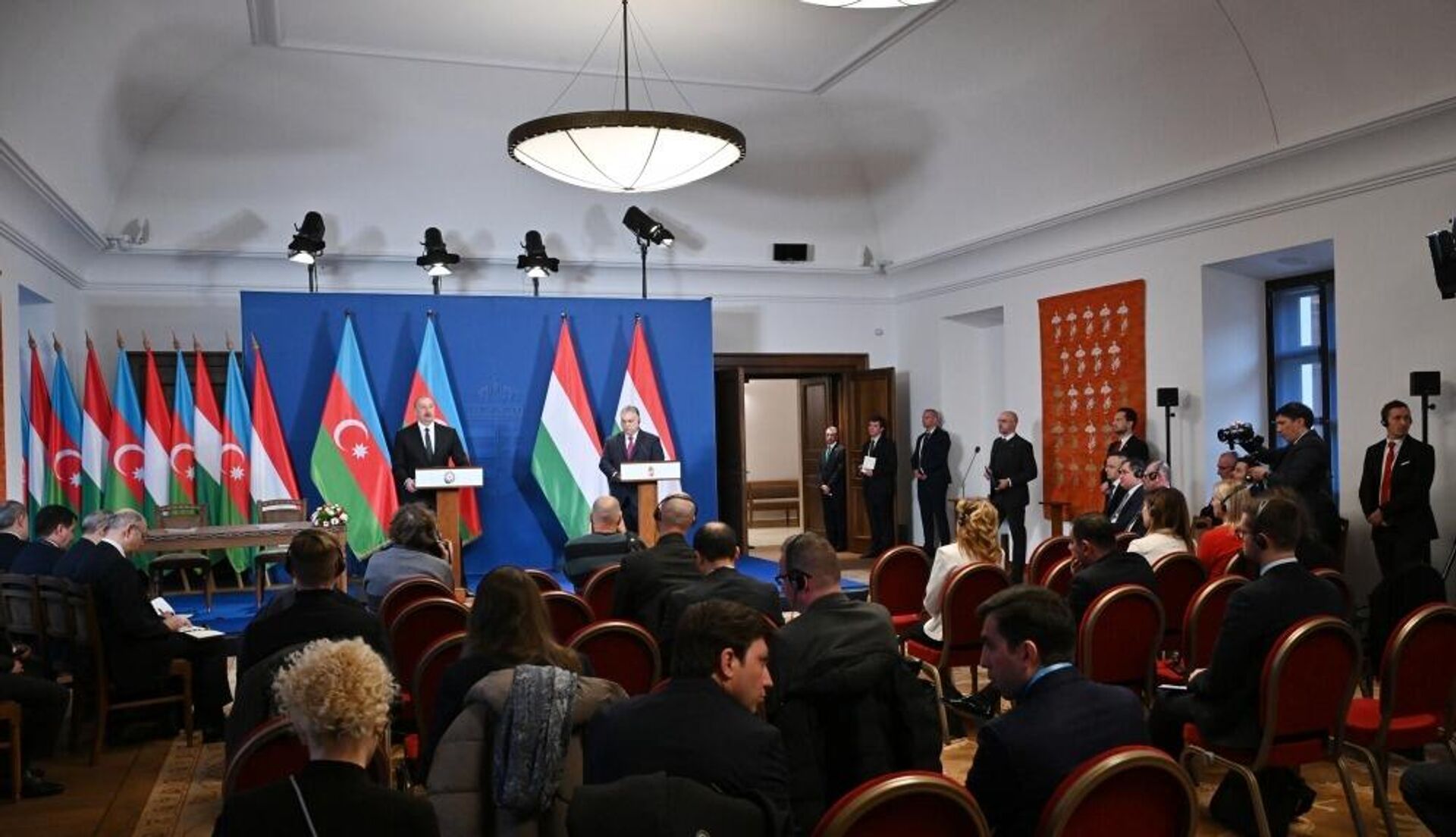 Президент Азербайджана Ильхам Алиев и премьер-министр Венгрии Виктор Орбан выступили с заявлениями для прессы - Sputnik Azərbaycan, 1920, 30.01.2023