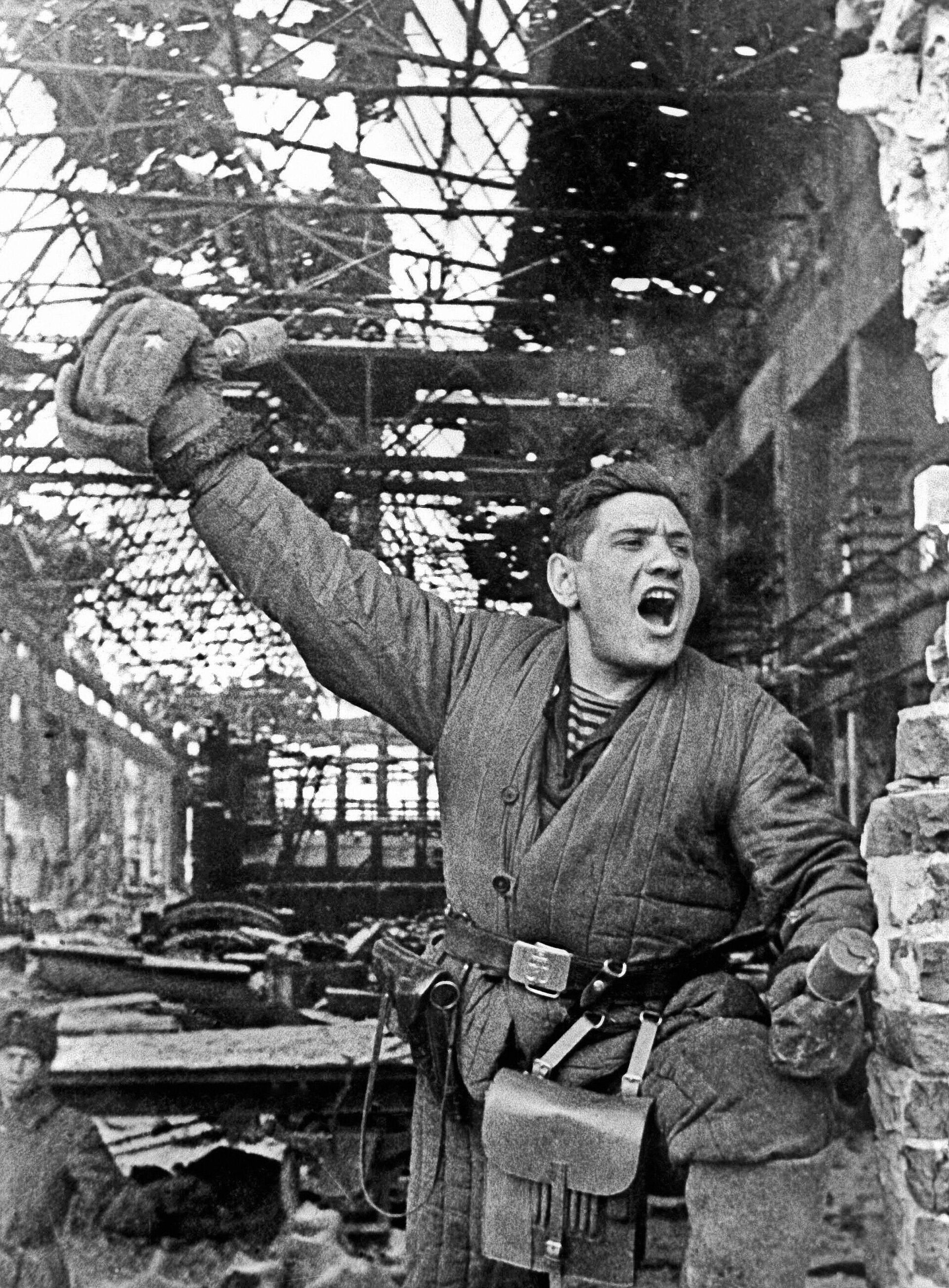 Сержант Павел Гольдберг во время боя в Сталинграде - Sputnik Азербайджан, 1920, 22.06.2024