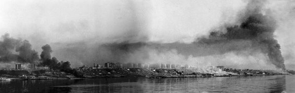 Панорама горящего Сталинграда со стороны Волги - Sputnik Азербайджан