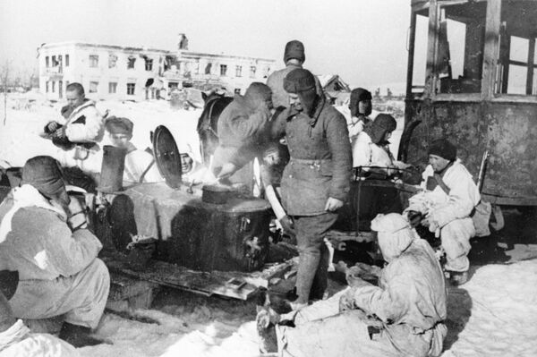 Солдаты обедают в перерыве между боями в одном из районов Сталинграда - Sputnik Азербайджан