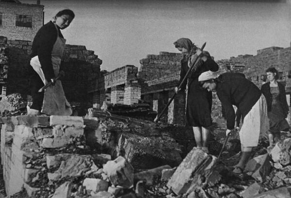 Восстановление Сталинграда через несколько месяцев после окончания (в феврале 1943 г.) Сталинградской битвы - Sputnik Азербайджан