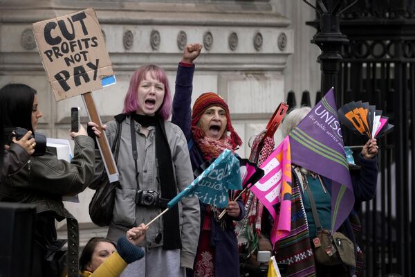 Демонстранты размахивают транспарантами на Даунинг-стрит в Вестминстере в Лондоне. - Sputnik Азербайджан