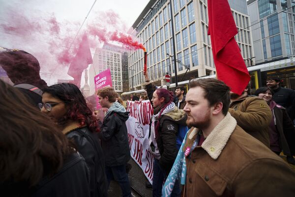 Демонстрация в поддержку забастовщиков в центре Манчестера, Англия. - Sputnik Азербайджан