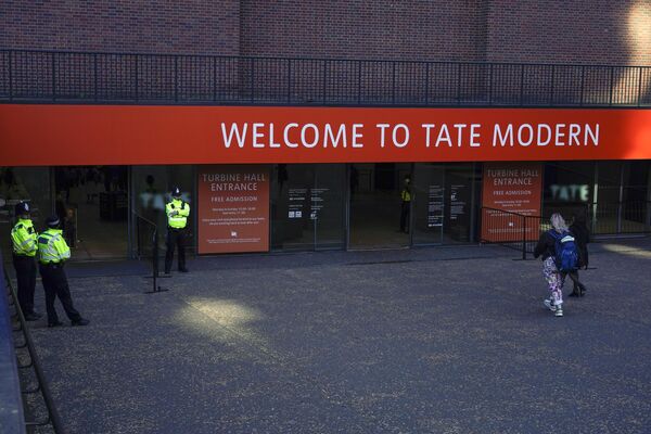 Полицейские патрулируют вход в галерею Тейт Модерн в Лондоне. - Sputnik Азербайджан