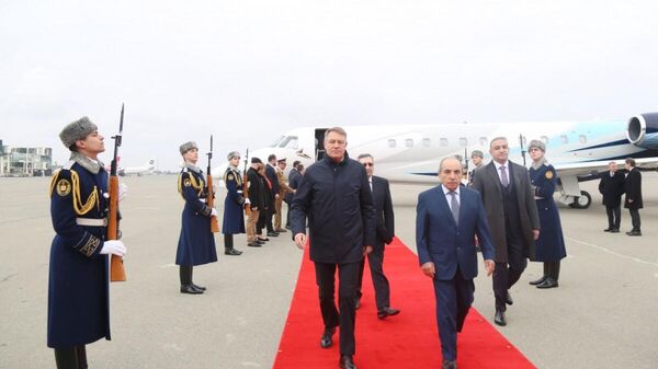 Президент Румынии прибыл с официальным визитом в Азербайджан - Sputnik Азербайджан