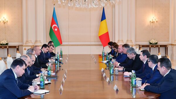 Президенты Азербайджана и Румынии провели встречу в расширенном составе
 - Sputnik Азербайджан