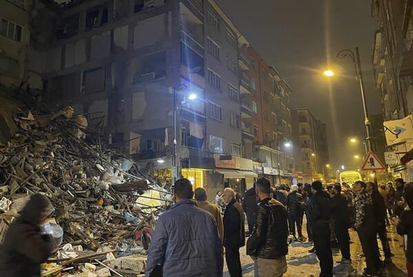 Türkiyənin Kahramanmaraş Pazarcık rayonunda insanlar dağılmış binanın ətrafına toplaşıblar. - Sputnik Azərbaycan