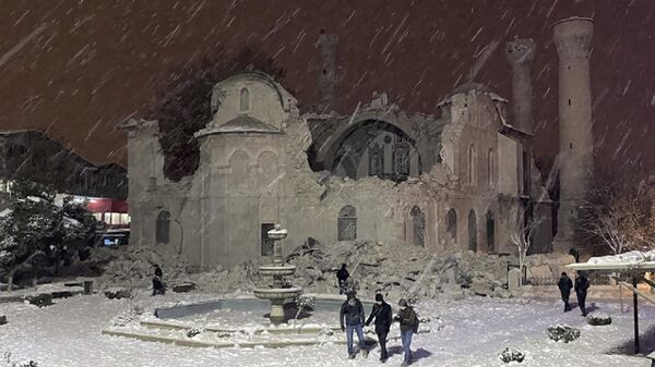Поврежденная историческая мечеть Haji Yusuf в результате землетрясения в турецкой Малатье - Sputnik Азербайджан
