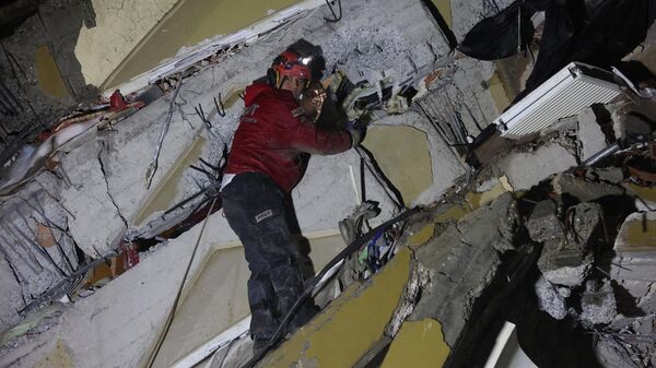 Спасательные работы в зоне землетрясения в Турции - Sputnik Азербайджан