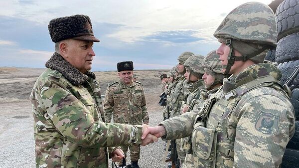 Руководство Минобороны АР проверило боеспособность в/ч азербайджанской армии в Карабахе
 - Sputnik Азербайджан