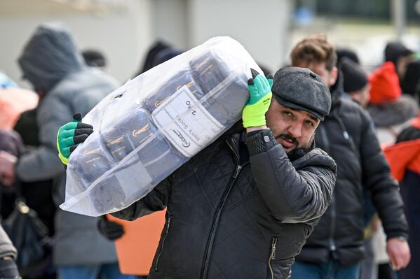 Сбор помощи в Баку для пострадавших от землетрясения в Турции. - Sputnik Азербайджан