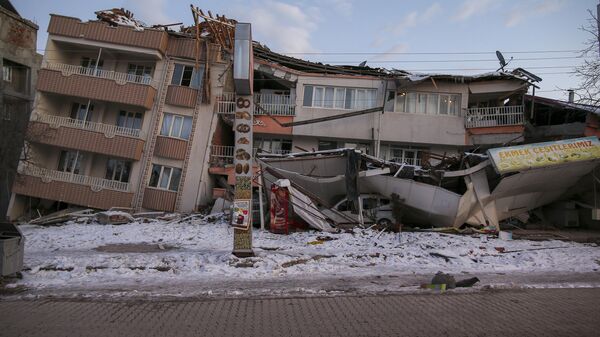 Разрушенное в результате землетрясения здание в Турции - Sputnik Азербайджан