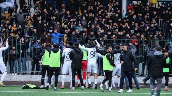Футболисты клуба Туран-Товуз перед своими болельщиками - Sputnik Азербайджан