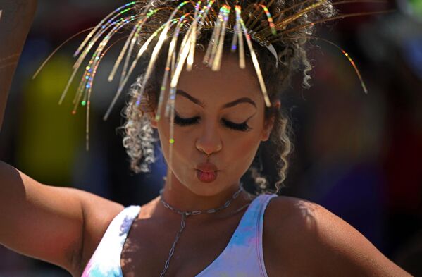 Участница парада уличных карнавальных групп “Лига справедливости”, темой которого являются супергерои, в Рио-де-Жанейро, Бразилия. - Sputnik Азербайджан