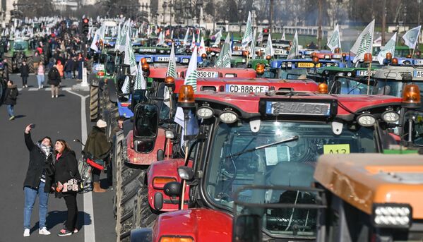 Трактора участников акции протеста в Париже против экологических мер правительства, Франция. - Sputnik Азербайджан