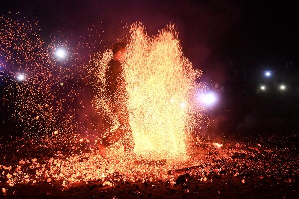Мужчина прыгает по горящему углю во время ритуала танца огня в провинции Туйен Куанг, Вьетнам. - Sputnik Азербайджан
