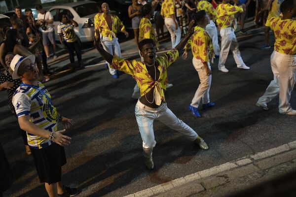 Школа самбы Paraiso do Tuiuti репетирует на улицах перед карнавальным парадом в Рио-де-Жанейро. - Sputnik Азербайджан