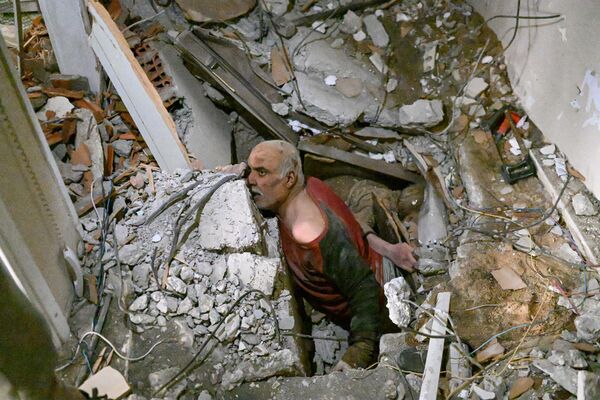 Мужчина под завалами в ожидании спасения в области Хатай, Турция. - Sputnik Азербайджан