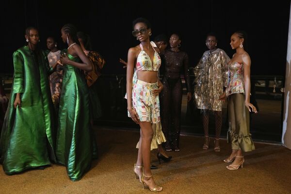 Модели ждут за кулисами перед мероприятием ARISE Fashion Week в Лагосе, Нигерия. - Sputnik Азербайджан
