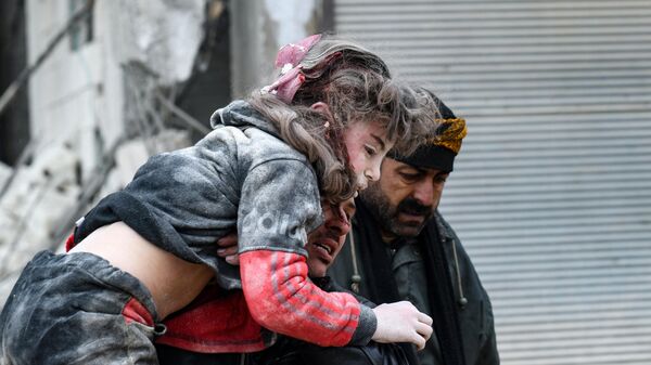 Ребенок, пострадавший в результате землетрясения - Sputnik Азербайджан