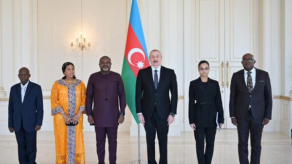 Президент Ильхам Алиев принял верительные грамоты новоназначенного посла Анголы в Азербайджане - Sputnik Азербайджан