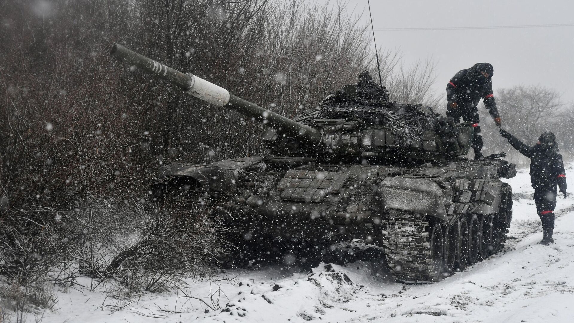 Военнослужащие танка Т-72 вооруженных сил РФ в южном секторе специальной военной операции - Sputnik Азербайджан, 1920, 06.03.2023