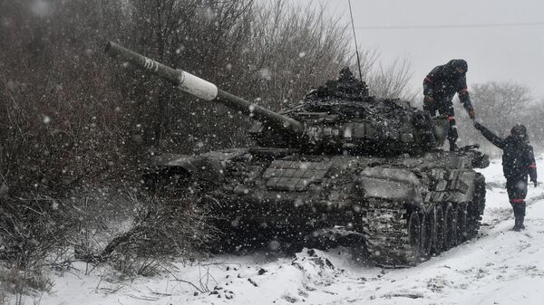 Военнослужащие танка Т-72 вооруженных сил РФ в южном секторе специальной военной операции - Sputnik Азербайджан