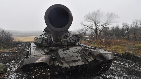 Боевая работа танка Т-72 вооруженных сил РФ в южном секторе специальной военной операции - Sputnik Азербайджан
