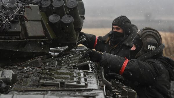 Военнослужащие возле танка Т-72 вооруженных сил РФ в южном секторе специальной военной операции - Sputnik Азербайджан