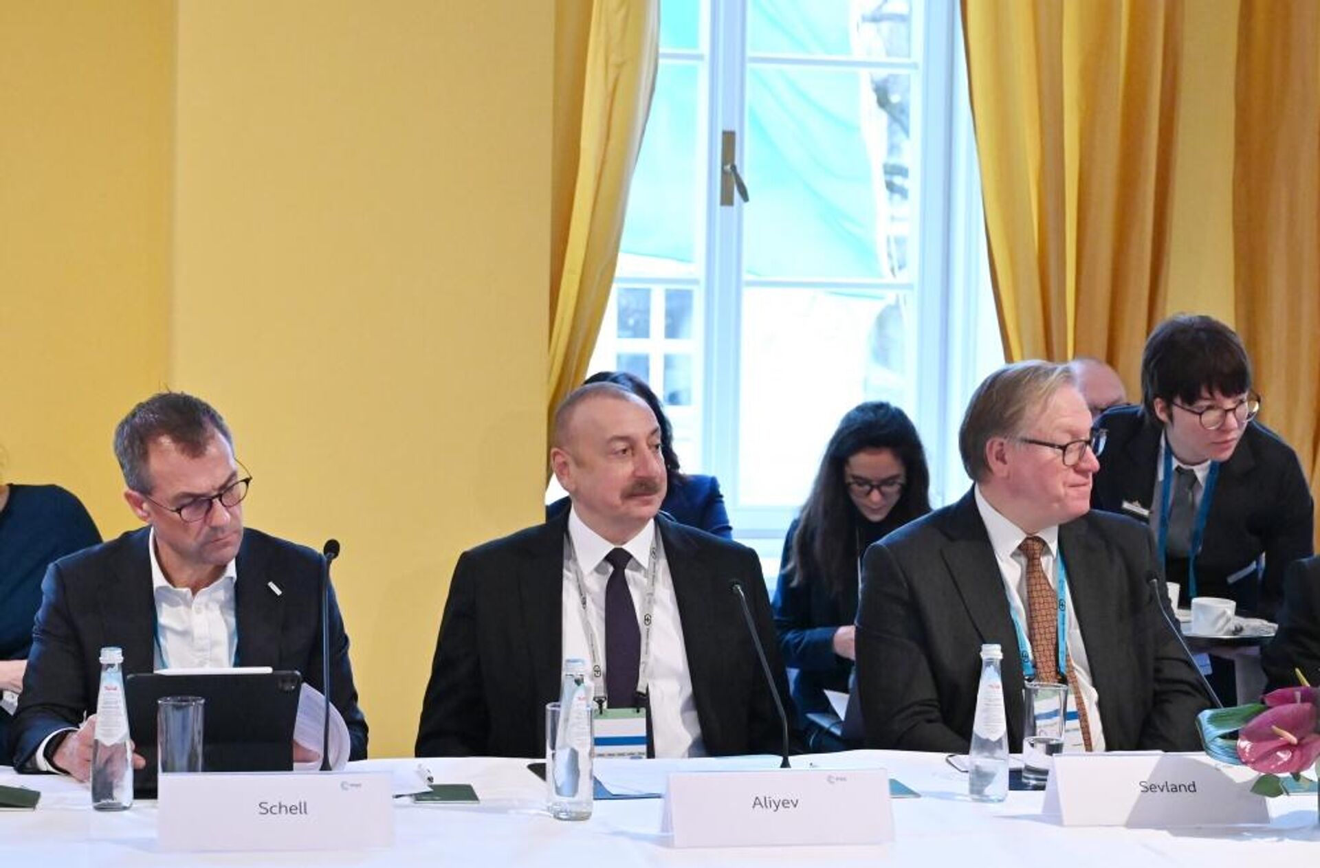 Президент Ильхам Алиев в рамках Мюнхенской конференции по безопасности принимает участие в круглом столе, посвященном энергетической безопасности - Sputnik Azərbaycan, 1920, 17.02.2023